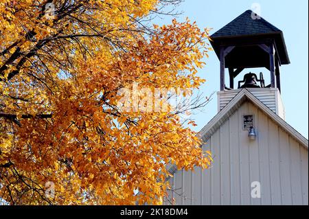 Maquoketa, Iowa, États-Unis. 10th octobre 2020. Emeline Schoolhouse, canton de Brandon, comté de Jackson, Iowa, situé au 14353 50th Ave, Maquoketa, Iowa. Le bâtiment a été utilisé de 1848 à 1966 l'école est juste au sud de l'angle se du comté Y34 et du comté E17.la structure est l'une des rares écoles à avoir le sous-sol complet fait de calcaire extrait, Avec deux piliers de calcaire tenant la poutre centrale.la pièce de manteau à l'extrémité ouest juste à l'intérieur de la porte, avec deux portes à la salle d'école principale.le cadre en bois et la voie d'évitement est maintenant couverte de métal. Un « plafond de plateau » a été ajouté dans les années suivantes pour conser Banque D'Images