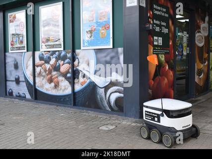 Robot de livraison d'épicerie à l'extérieur d'un Budgen à Milton Keynes. Banque D'Images