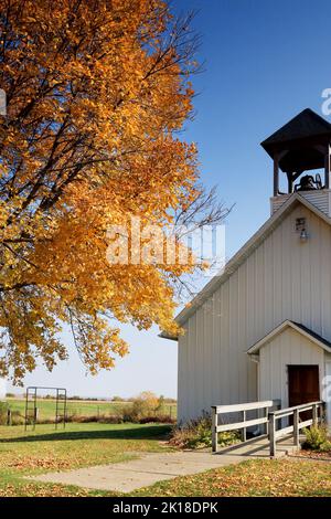 Maquoketa, Iowa, États-Unis. 10th octobre 2020. Emeline Schoolhouse, canton de Brandon, comté de Jackson, Iowa, situé au 14353 50th Ave, Maquoketa, Iowa. Le bâtiment a été utilisé de 1848 à 1966 l'école est juste au sud de l'angle se du comté Y34 et du comté E17.la structure est l'une des rares écoles à avoir le sous-sol complet fait de calcaire extrait, Avec deux piliers de calcaire tenant la poutre centrale.la pièce de manteau à l'extrémité ouest juste à l'intérieur de la porte, avec deux portes à la salle d'école principale.le cadre en bois et la voie d'évitement est maintenant couverte de métal. Un « plafond de plateau » a été ajouté dans les années suivantes pour conser Banque D'Images