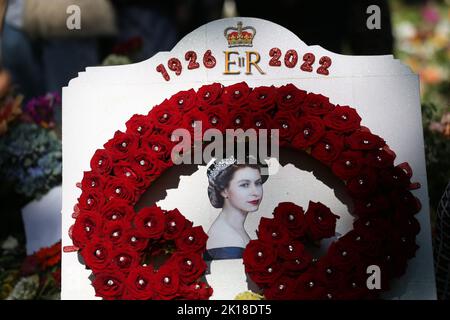 Londres, Royaume-Uni. 16 septembre 2022. Des hommages floraux se trouvent à Green Park, près de Buckingham Palace, à Londres, pour respecter la reine Elizabeth II après la mort du monarque britannique. Date de la photo: Vendredi 16 septembre 2022, Londres. Crédit : Isabel Infantes/Alay Live News Banque D'Images