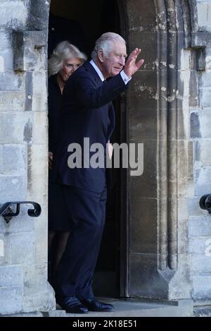 Le roi Charles III se rend aux welwishers en quittant le château de Cardiff au pays de Galles. Date de la photo: Vendredi 16 septembre 2022. Banque D'Images