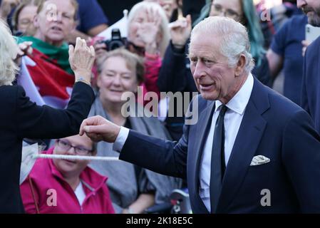 Le roi Charles III rencontre des wellwishers alors qu'il quitte le château de Cardiff au pays de Galles. Date de la photo: Vendredi 16 septembre 2022. Banque D'Images