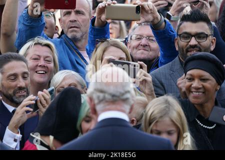 Le roi Charles III rencontre des wellwishers alors qu'il quitte le château de Cardiff au pays de Galles. Date de la photo: Vendredi 16 septembre 2022. Banque D'Images