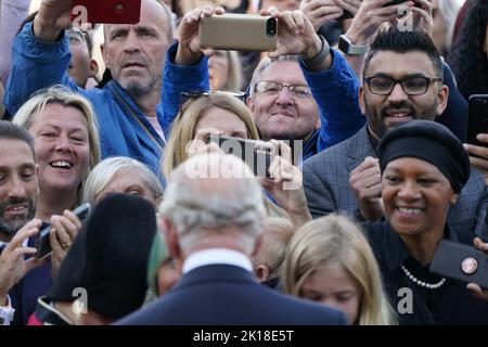 Le roi Charles III rencontre des wellwishers alors qu'il quitte le château de Cardiff au pays de Galles. Date de la photo: Vendredi 16 septembre 2022. Banque D'Images