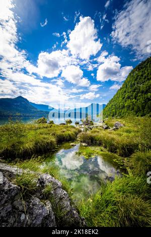 Vue à couper le souffle de la montagne Altausseer See (lac Aussee) dans la région de l'Ausseer Land, Styrie, Autriche, avec le glacier Dachstein en arrière-plan Banque D'Images