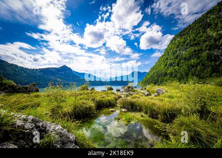 Vue à couper le souffle de la montagne Altausseer See (lac Aussee) dans la région de l'Ausseer Land, Styrie, Autriche, avec le glacier Dachstein en arrière-plan Banque D'Images