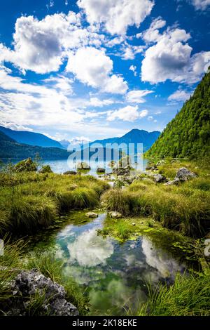 Vue à couper le souffle de la montagne Altausseer See (lac Aussee) dans la région de l'Ausseer Land, Styrie, Autriche, avec le glacier Dachstein en arrière-plan Banque D'Images