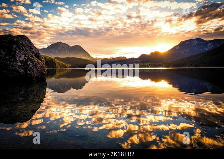 Vue à couper le souffle sur la montagne Altausseer See (lac Aussee) en Ausseer Land, Salzkammergut, Styrie, Autriche, avec un magnifique coucher de soleil en arrière-plan Banque D'Images