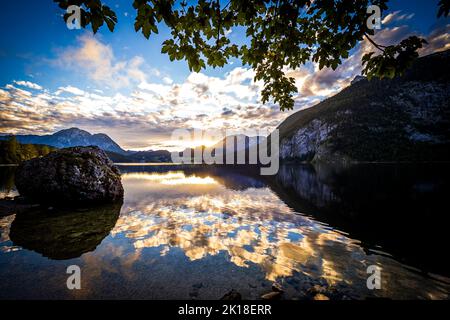 Vue à couper le souffle sur la montagne Altausseer See (lac Aussee) en Ausseer Land, Salzkammergut, Styrie, Autriche, avec un magnifique coucher de soleil en arrière-plan Banque D'Images