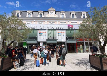 Hendaye, pays basque français, France : Un groupe de personnes se trouve à l'extérieur de la gare d'Hendaye. Banque D'Images