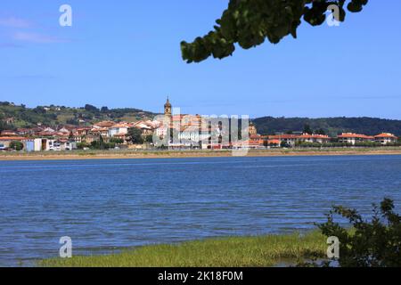 Hondarribia (Espagne) vue de l'autre côté de la rivière Bidasoa depuis Hendaye, pays basque français, France Banque D'Images