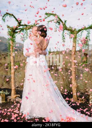 14 février 2021. Bali, Indonésie. Mariage avec un couple élégant en montagne. Cérémonie avec arche et couple juste marié Banque D'Images