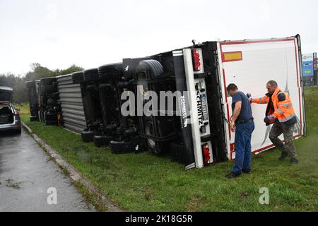 Les camions renversés hier par l'orage de Cazma sont toujours debout près de la route, à Cazma , Croatie, sur 16 septembre 2022. Un puissant orage a amené des pluies torrentielles et des rafales de vent extrême dans la région de Čazma hier après-midi. L'orage a déchiré à travers les toits, les arbres déracinés, Et les véhicules mis en avant photo:Damir Spehar/PIXSELL crédit: Pixsell Agence photo et vidéo/Alamy Live News Banque D'Images