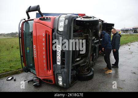 Les camions renversés hier par l'orage de Cazma sont toujours debout près de la route, à Cazma , Croatie, sur 16 septembre 2022. Un puissant orage a amené des pluies torrentielles et des rafales de vent extrême dans la région de Čazma hier après-midi. L'orage a déchiré à travers les toits, les arbres déracinés, Et les véhicules mis en avant photo:Damir Spehar/PIXSELL crédit: Pixsell Agence photo et vidéo/Alamy Live News Banque D'Images