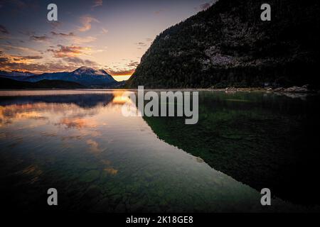 Vue à couper le souffle de la montagne Altausseer See (lac Aussee) dans la région de l'Ausseer Land, Styrie, Autriche, avec un coucher de soleil magnifique en arrière-plan Banque D'Images