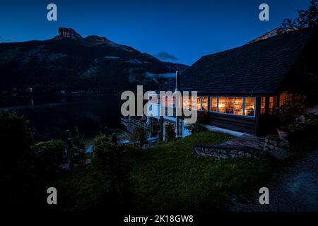 Belle vue sur le confortable restaurant Strandcafe sur la rive de Altausseer See (lac Aussee), face au pic du perdant, Altaussee, Styrie, Autriche Banque D'Images