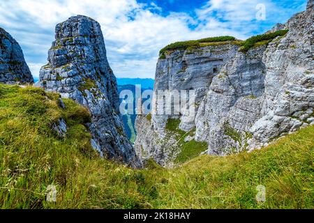 Vue de quelques grands rochers qui s'élève d'un précipice près du pic du perdant, Ausseer Land, Salzkammergut, Styrie, Autriche Banque D'Images