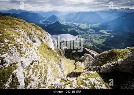 Vue à couper le souffle sur Altaussee et le lac Aussee depuis le sommet de la montagne du perdant, Ausser Land, Salzkammergut, Styrie, Autriche Banque D'Images