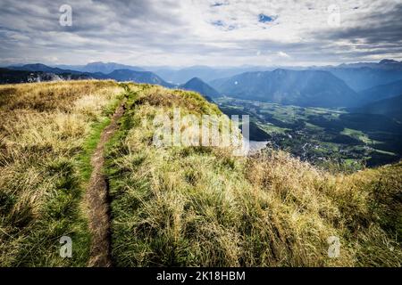 Un chemin qui mène le long d'une crête et offre une vue à couper le souffle depuis le sommet de la montagne perdant, Ausser Land, Salzkammergut, Styrie, Autriche Banque D'Images