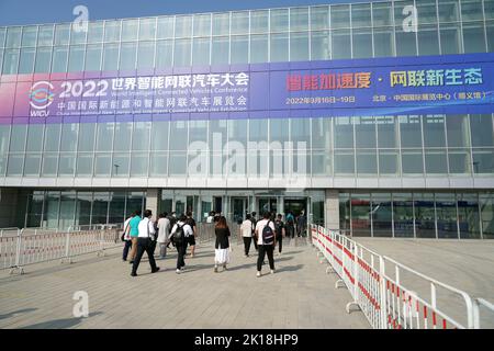 Pékin, Chine. 16th septembre 2022. Les gens arrivent pour la Conférence mondiale 2022 sur les véhicules connectés intelligents dans le district de Shunyi, à Beijing, capitale de la Chine, le 16 septembre 2022. La conférence mondiale sur les véhicules connectés intelligents de 2022 a débuté vendredi au China International Exhibition Centre. Crédit: REN Chao/Xinhua/Alay Live News Banque D'Images