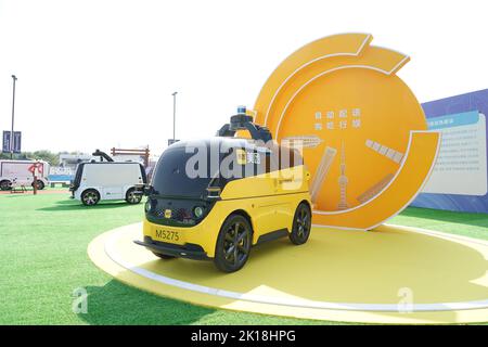Pékin, Chine. 16th septembre 2022. Photo prise le 16 septembre 2022 montre un véhicule de livraison d'automobiles exposé à l'aire d'exposition extérieure de la Conférence mondiale 2022 sur les véhicules connectés intelligents dans le district de Shunyi, à Beijing, capitale de la Chine. La conférence mondiale sur les véhicules connectés intelligents de 2022 a débuté vendredi au China International Exhibition Centre. Crédit: REN Chao/Xinhua/Alay Live News Banque D'Images