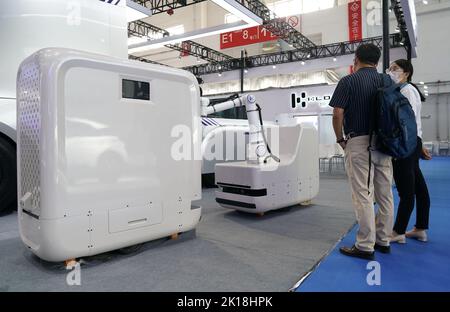Pékin, Chine. 16th septembre 2022. Photo prise le 16 septembre 2022 montre un véhicule de charge intelligent exposé à l'aire d'exposition intérieure de la Conférence mondiale 2022 sur les véhicules connectés intelligents dans le district de Shunyi, à Beijing, capitale de la Chine. La conférence mondiale sur les véhicules connectés intelligents de 2022 a débuté vendredi au China International Exhibition Centre. Crédit: REN Chao/Xinhua/Alay Live News Banque D'Images