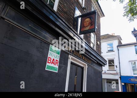 Ashford, Kent, Royaume-Uni. 16th septembre 2022. Fermé le pub John Wallis avec un panneau to Let Bar dans la rue haute, Ashford, Kent. Les pubs et les bars ont reçu un sursis de 6 mois sur la hausse du coût des services publics. Crédit photo : Paul Lawrenson/Alay Live News Banque D'Images