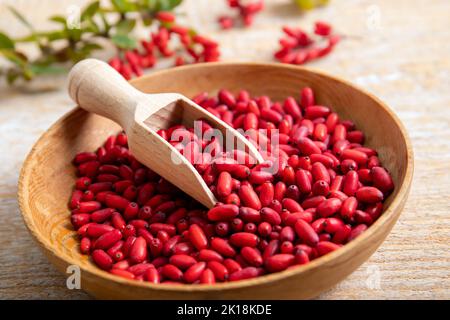 Pile de Berberis vulgaris également connue sous le nom de barberge commune, de barberge européenne ou de barberge sur plaque dans le kicthen domestique. Fruits comestibles à base de plantes médicinales. Banque D'Images