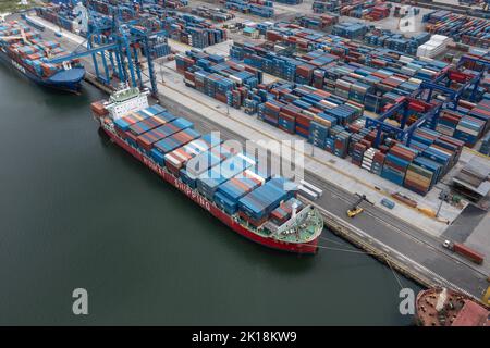 Nakhodka, Russie - 5 août 2022: Piles de conteneurs et de navires de mer dans le port, la vue de dessus. Banque D'Images