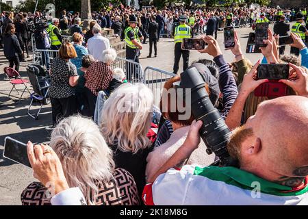 Les foules photographiant le roi Charles III à l'aide de téléphones mobiles à Cardiff après le service de commémoration de la reine Elizabeth II à la cathédrale de Llandaff septembre 202 Banque D'Images