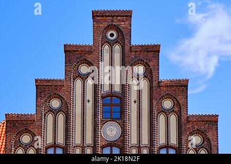 Pignon sur l'Altes Zollhaus (ancienne maison de douane) de 1868, bâtiment néo-gothique classé par le Vieux Port, la vieille ville de Wismar, Allemagne. Banque D'Images