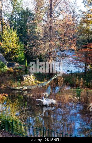 Sculpture de Teleosaurus, parc Dinosaur à Crystal Palace Park, Londres, Angleterre, Royaume-Uni Banque D'Images