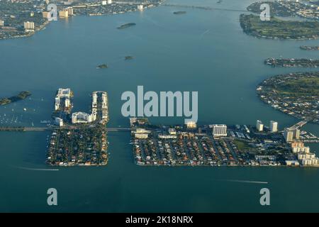 Les petites terres et les cours d'eau de la région de Miami vus de haute altitude Banque D'Images