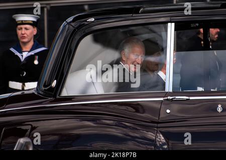 Pays de Galles, Royaume-Uni. 16th septembre 2022. Charles III, le nouveau roi du Royaume-Uni arrive au Parlement gallois avec la reine Consort Camilla lors de sa première visite officielle au pays de Galles en tant que roi. Crédit : SOPA Images Limited/Alamy Live News Banque D'Images