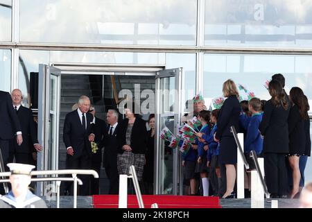 Cardiff, Royaume-Uni. 16th septembre 2022. Le roi Charles 111 quitte le Senedd à Cardiff. King Charles 111 visite à Cardiff, au sud du pays de Galles, le vendredi 16th septembre 2022. photo par Andrew Orchard/Alamy Live News Banque D'Images