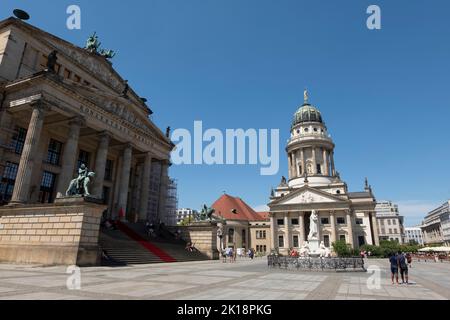 Konzerthaus Berlin. Construit par Karl Friedrich Schinkel en 1821 et Französischer Dom (l'église française), construit par la communauté Huguenot entre 1701 A. Banque D'Images