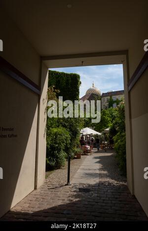 Le dôme de la nouvelle synagogue, vu depuis les cours intérieurs de Hackesche Höfe, près de Hackescher Markt. Alias quartier juif. Berlin. Allemagne Banque D'Images