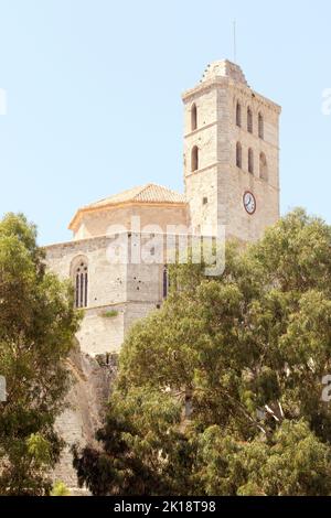 Vue sur le château perché depuis le rez-de-chaussée dominé par le château d'Eivissa à Eivissa, ville d'Ibiza, îles Baléares, Espagne Banque D'Images