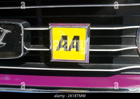 L'emblème AA (automobile Association) sur le gril du radiateur d'un spectacle de voitures classiques à Saffron Walden, Essex, Royaume-Uni Banque D'Images