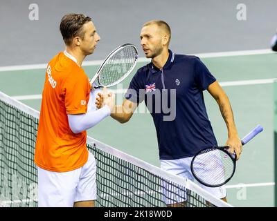 Emirates Arena, Glasgow, Royaume-Uni. 16th septembre 2022. Davis Cup tennis, Grande-Bretagne contre pays-Bas: Daniel Evans contre Tallon Griekspoor. Poignée de main après le jeu crédit: Action plus Sports/Alamy Live News Banque D'Images