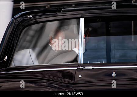 Pays de Galles, Royaume-Uni. 16th septembre 2022. Charles III, le nouveau roi du Royaume-Uni arrive au Parlement gallois avec la reine Consort Camilla lors de sa première visite officielle au pays de Galles en tant que roi. (Photo de Ximena Borrazas/SOPA Images/Sipa USA) crédit: SIPA USA/Alay Live News Banque D'Images