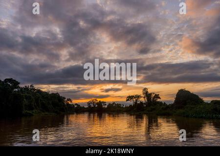 Coucher de soleil sur la rivière Cuiaba près de Porto Jofre dans le nord du Pantanal, province de Mato Grosso au Brésil. Banque D'Images