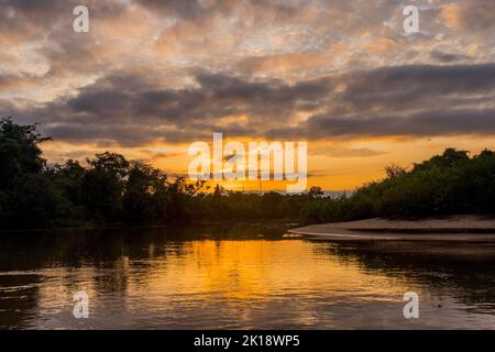 Coucher de soleil sur la rivière Cuiaba près de Porto Jofre dans le nord du Pantanal, province de Mato Grosso au Brésil. Banque D'Images