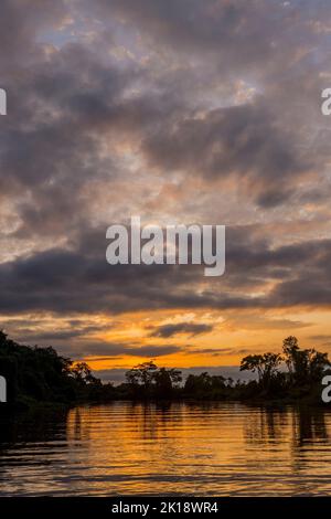 Coucher de soleil sur la rivière Cuiaba près de Porto Jofre dans le nord du Pantanal, province de Mato Grosso au Brésil. Banque D'Images