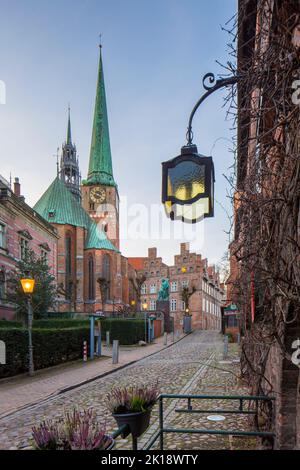 La Jakobikirche gothique brique / St Jakobi église et rue avec les maisons historiques à la ville hanséatique de Lübeck, Schleswig-Holstein, Allemagne Banque D'Images