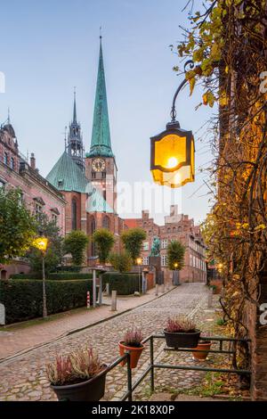 La Jakobikirche gothique brique / St Jakobi église et rue avec les maisons historiques à la ville hanséatique de Lübeck, Schleswig-Holstein, Allemagne Banque D'Images