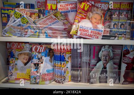 Turin, Italie - 14 septembre 2022: Magazines italiens avec sur couverture des nouvelles de la mort de la reine Elizabeth sur le rayon de kiosque. Tex: Addio Regina Elisabett Banque D'Images