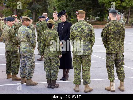 La princesse de Galles rencontre des troupes du Commonwealth, qui ont été déployées au Royaume-Uni pour participer aux funérailles de la reine Elizabeth II, lors d'une visite au Centre d'entraînement de l'armée (ATC) Pirbright à Guildford. Des soldats du Canada, de l'Australie et de la Nouvelle-Zélande se sont réunis à Pirbright lundi pour répéter leurs rôles aux funérailles. Date de la photo: Vendredi 16 septembre 2022. Banque D'Images