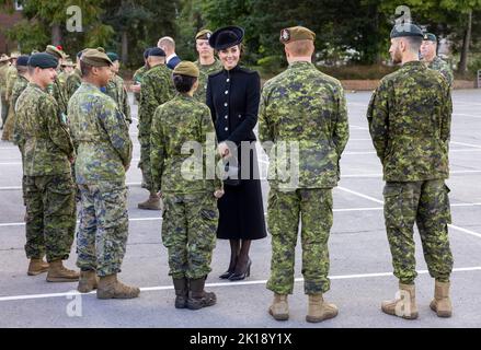 La princesse de Galles rencontre des troupes du Commonwealth, qui ont été déployées au Royaume-Uni pour participer aux funérailles de la reine Elizabeth II, lors d'une visite au Centre d'entraînement de l'armée (ATC) Pirbright à Guildford. Des soldats du Canada, de l'Australie et de la Nouvelle-Zélande se sont réunis à Pirbright lundi pour répéter leurs rôles aux funérailles. Date de la photo: Vendredi 16 septembre 2022. Banque D'Images