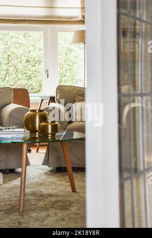 Piano et moquette placés dans une salle lumineuse de cottage moderne avec porte en verre et cheminée Banque D'Images